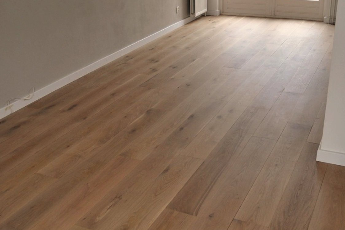 Gerestaureerde houten vloer na het schuren