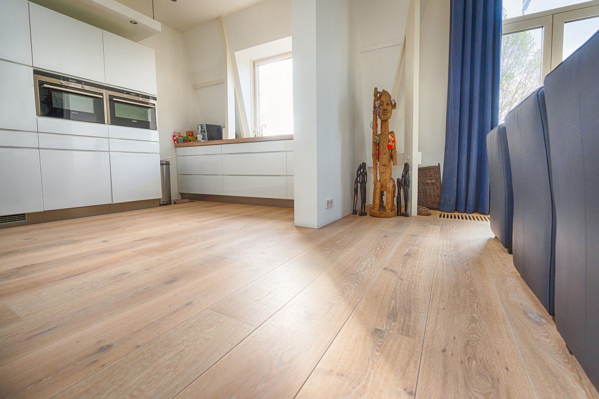 Brede houten plankenvloer